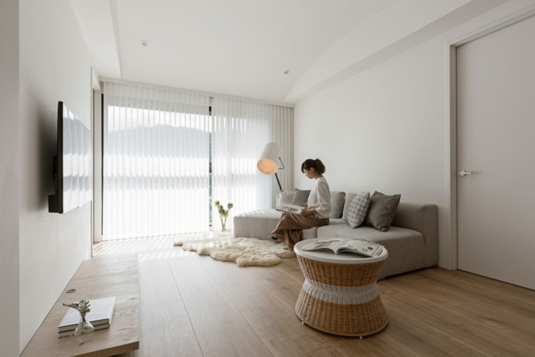 väggfärg vit soffa-liten-päls-matta-stort-fönster