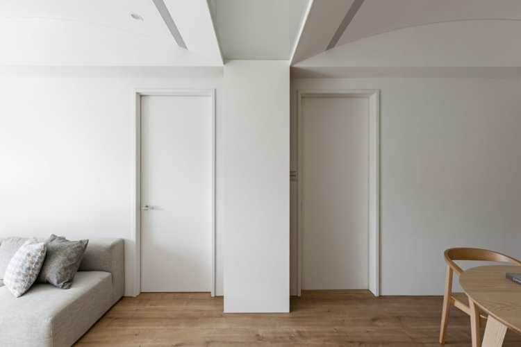 vägg-färg-vit-enkel-design-väggar-dörrar-liten-lägenhet