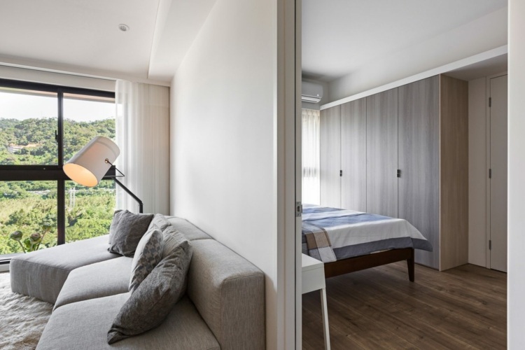 väggfärg-vit-rumsavdelare-sovrum-liten-garderob-grå