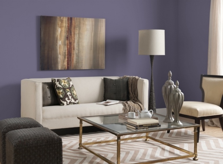 Väggfärger-vardagsrum-lila-neutral-möbler