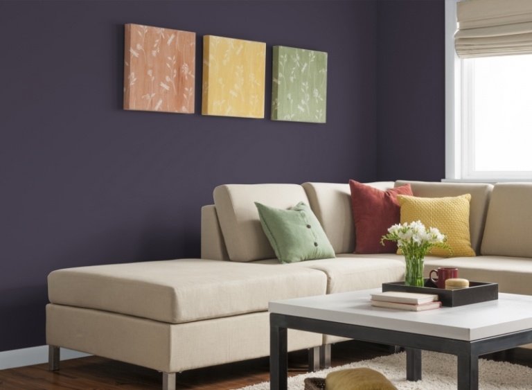 Väggfärger-vardagsrum-lila-tulpan-grädde-stoppad soffa