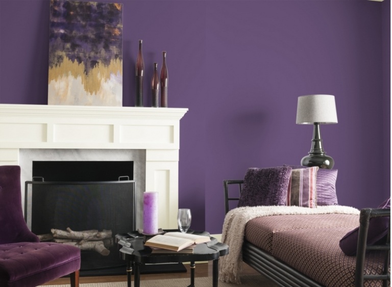 Väggfärger för vardagsrummet lila-vit-klassisk öppen spis