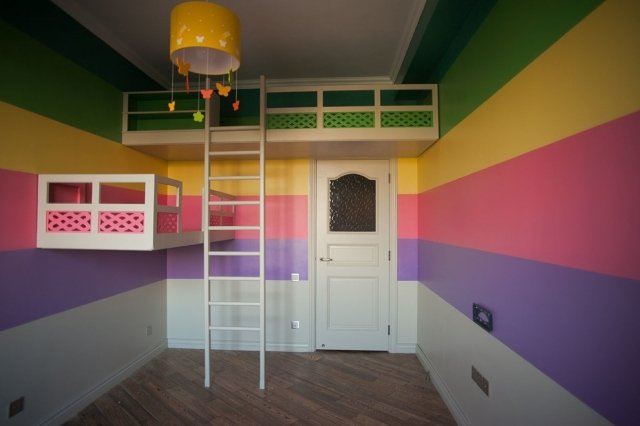 färgglada-horisontella ränder-barnrum-idéer-kreativ-atmosfär-loftsäng