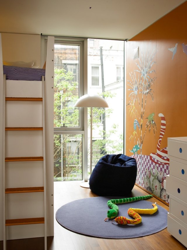 barnrum-loft-säng-med-stege-vägg-design-individ-målningar-orange-grundton