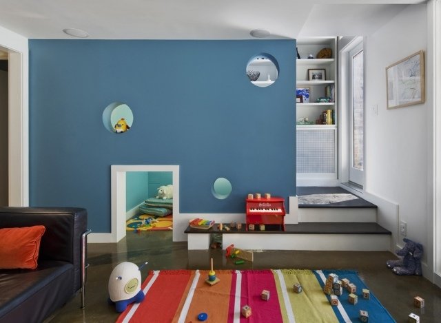 väggfärg-idéer-barnrum-blå-väggmålning-visning-fönstertunnelpassage