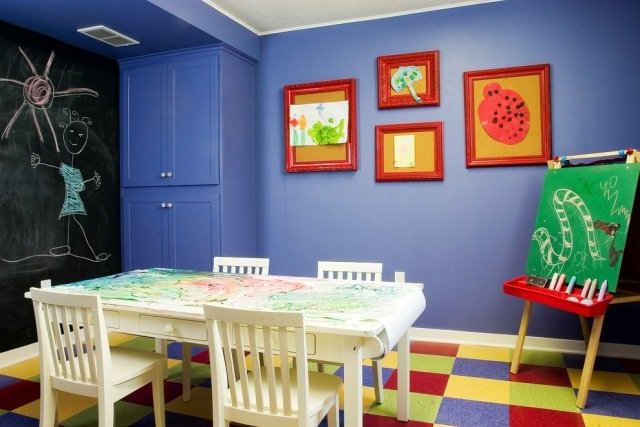 vägg-färger-idéer-barnrum-kungligt-blå-röd-inramade-bilder-vägg-dekoration