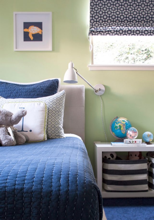 vägg-färger-idéer-barnrum-pastellgrön-kungblå-påslakad
