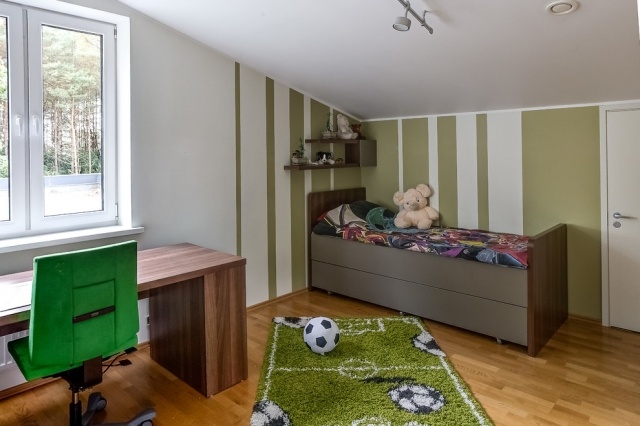 vägg-färger-idéer-barnrum-oregelbundna-ränder-kamouflage-grönt