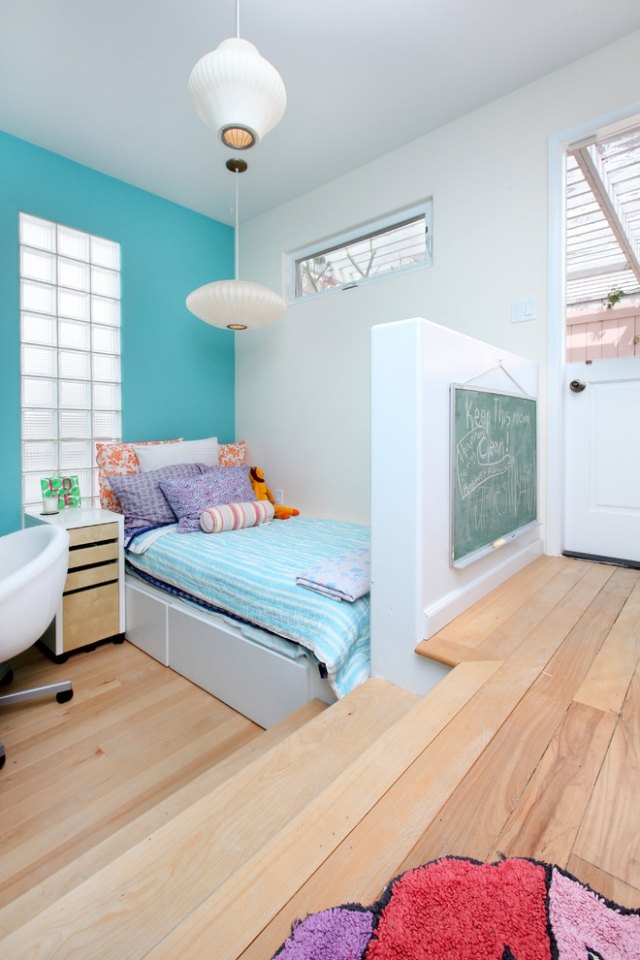 barnrum-vägg-färg-turkos-blå-laminatgolv-ljusare-trä ton-utdragbar säng