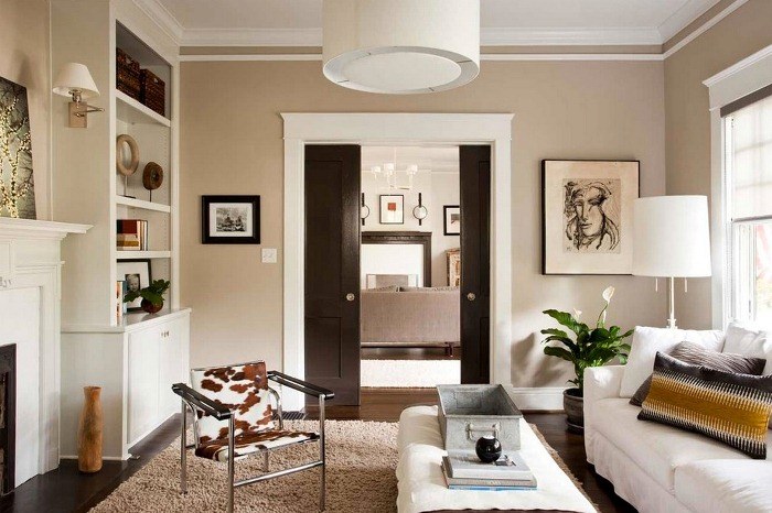 komfort vardagsrum färger vit beige soffa hylla öppen spis