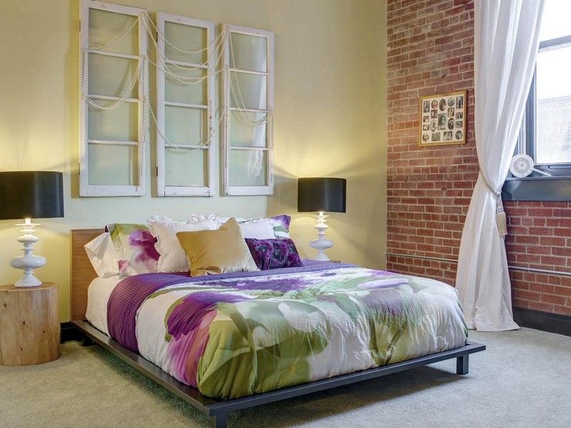 Väggfärger-idéer-sand-tegel-tapeter-sovrum-trädstam-sängbord