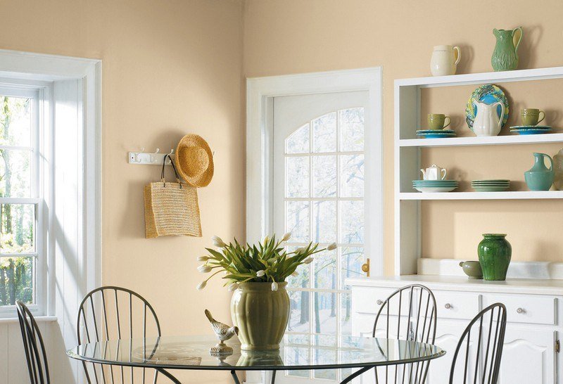 Väggfärger-idéer-sand-bilder-matsal-vit-dörr-fönster-vägg-hyllor