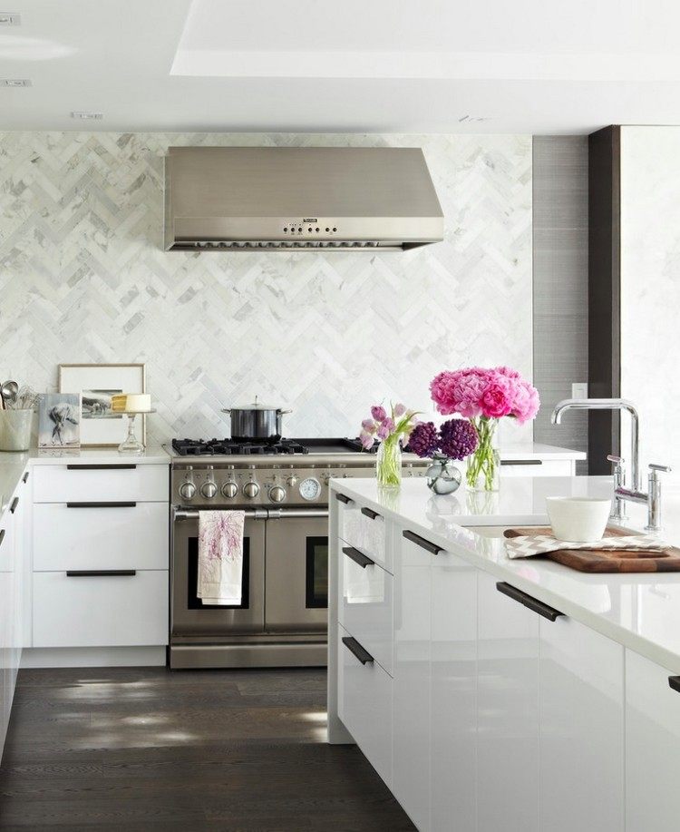 Väggplattor för kök modern-marmor-vit-köksskåp-fläkt