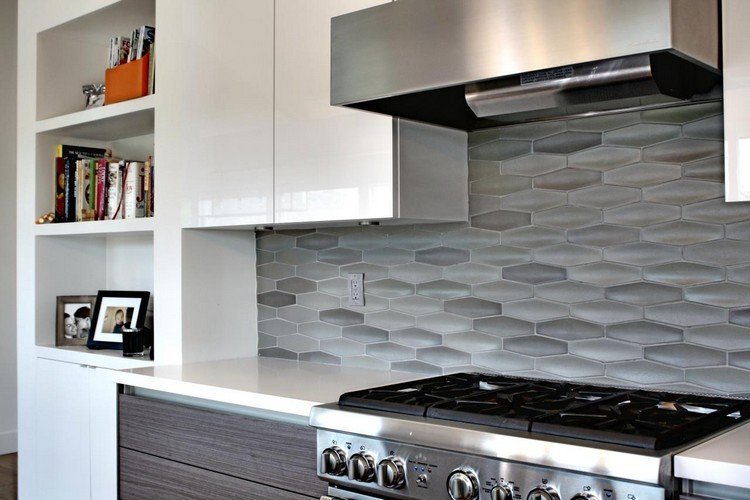 Väggplattor för köket grå-modern-intressant-form-köksspegel-idé-häll