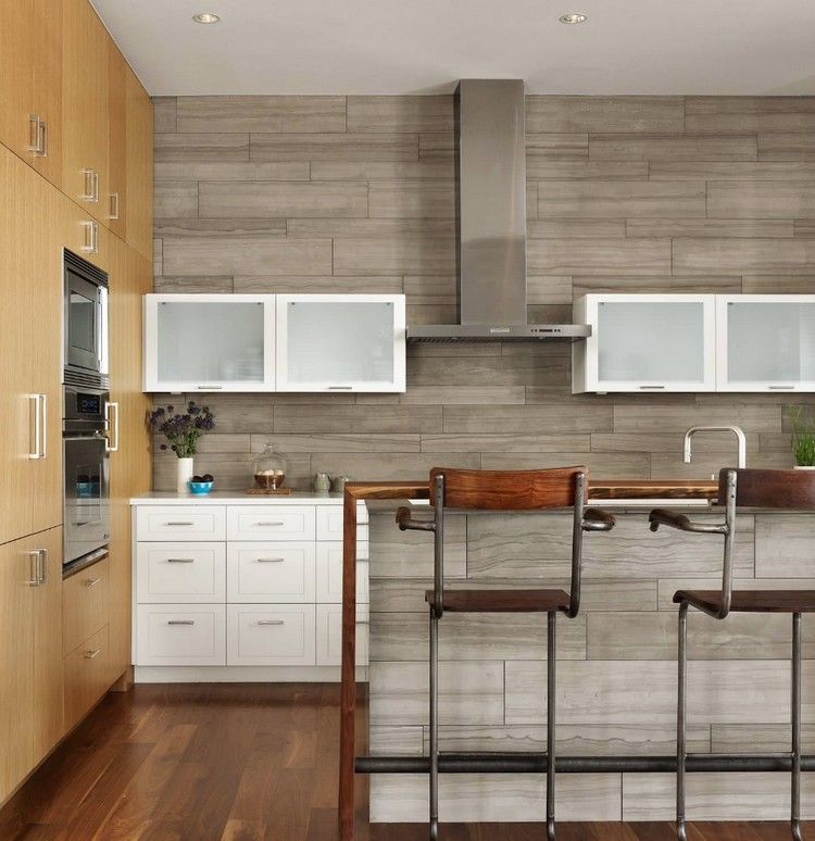 väggplattor-kök-grått-kök bakvägg-kök ö-trägolv-väggmonterade skåp-vit
