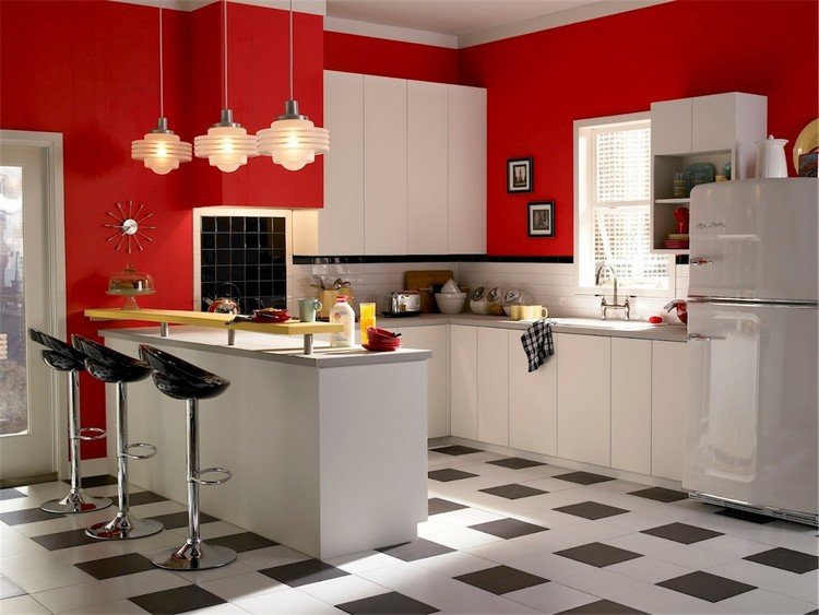 väggplattor-kök-vitt-svart-kaklat-spegel-röda-väggar-taklampor