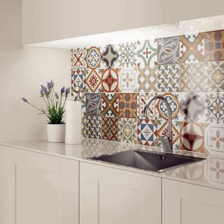 väggplattor-kök-lapptäcke-mönster-vit-inredning-diskbänk-lavendel