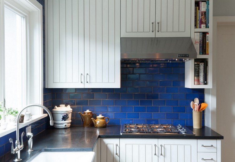väggplattor-kök-litet-vitt-kök-skåp-kakel-färg-accent-mörkblått