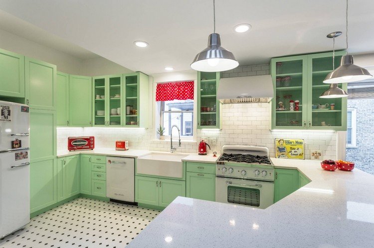 väggplattor-kök-retro-inredning-vit-ljusgrön-vintage-stil