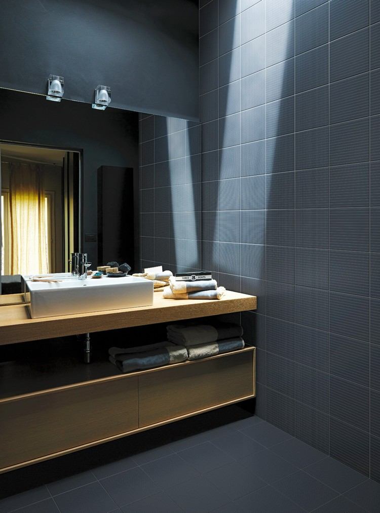 väggplattor-badrum-enfärg-blå-keramiska plattor-vägg-golv
