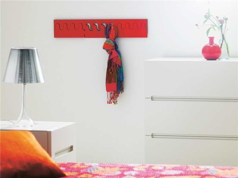 Väggmonterad klädhängare-design-röd-krokskena-planka-färgglad-design