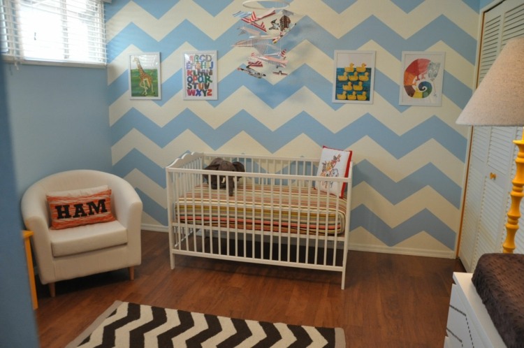 väggdesign baby rum sicksack blå vit vägg måla matta