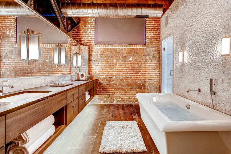 Väggdesign i badrummet tegel-badkar-belysning-industri-planka golv-underskåp-massivt trä