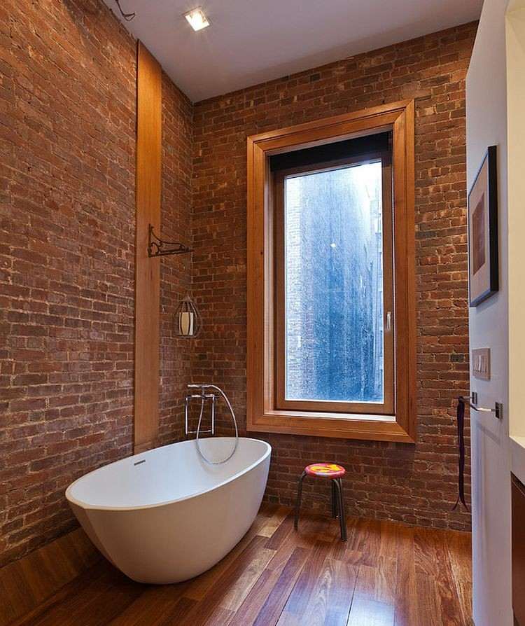 Väggdesign badrum tegel-fönster-golvbräda-fristående badkar
