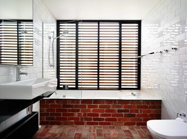 Väggdesign i badrummet tegel-badkar-beklädnad-glas partition-golv-kakel-vit-spegel