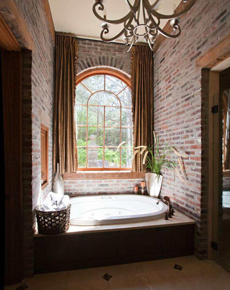 Väggdesign-badrum-tegel-moderna-fönster-gardiner-ljuskrona-badkar