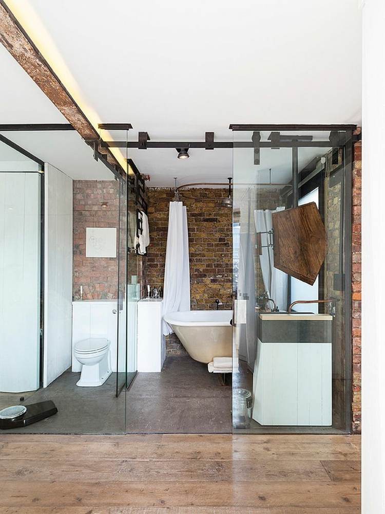 Väggdesign-badrum-tegel-modernt-industriellt-glas skjutdörr-fristående badkar