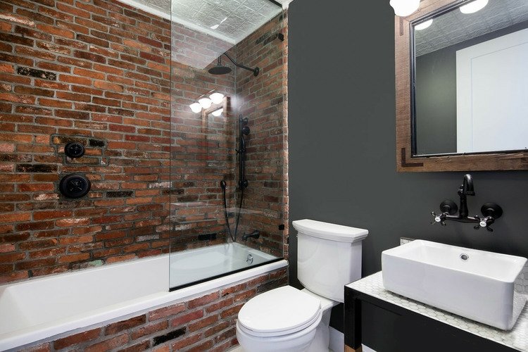Väggdesign-badrum-tegel-svart-regndusch-stänkskydd-mörkgrå väggfärg