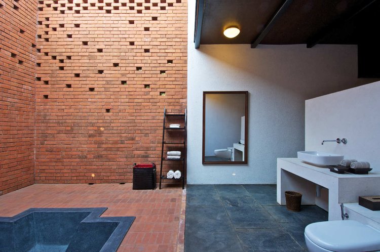 väggdesign-badrum-idéer-tegel-klinker-badkar-sänkt-grå-natursten