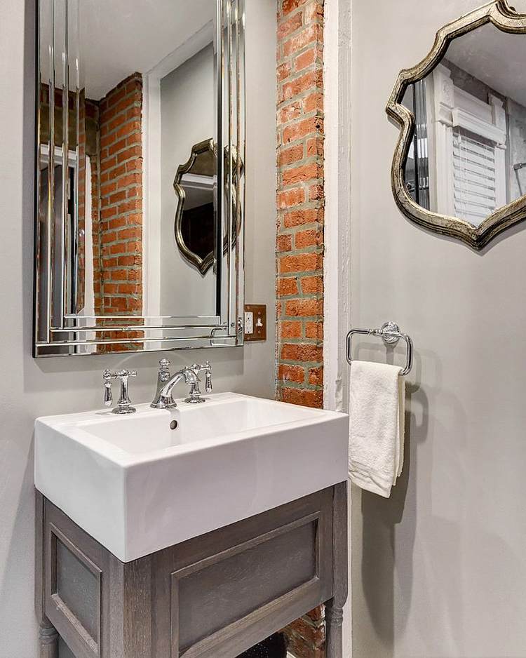 väggdesign-badrum-idéer-tegel-diskbänk-spegel-ädel-kran-vintage