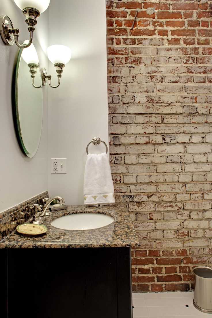 väggdesign-badrum-idéer-tegel-handfat-fåfänga-vintage-spegel