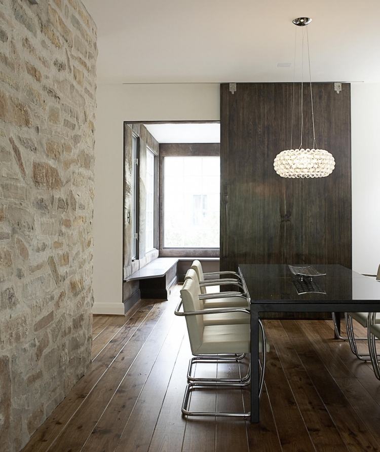 matsal-väggbeklädnad-sten vägg-planka golv-fribärande stolar