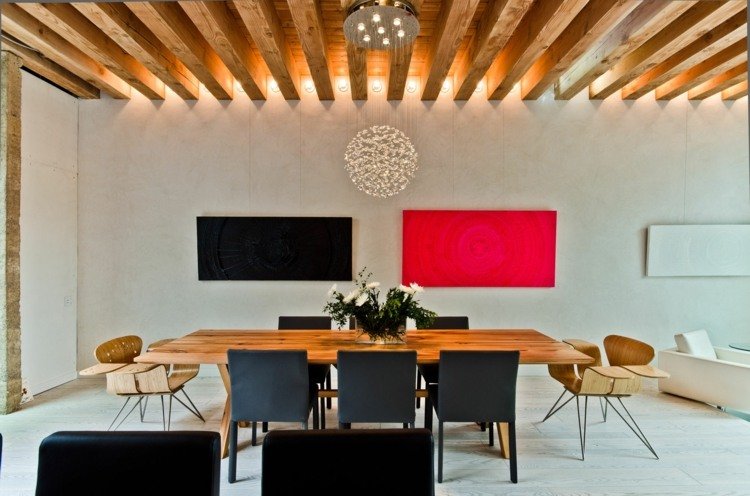 väggdesign i matsalen moderna väggbilder rosa svarta takbjälkar indirekt belysning