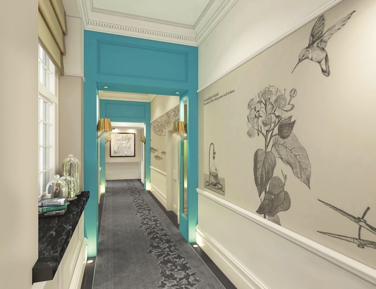 Väggdesign i korridoren -blå-accenter-tapeter-blommotiv