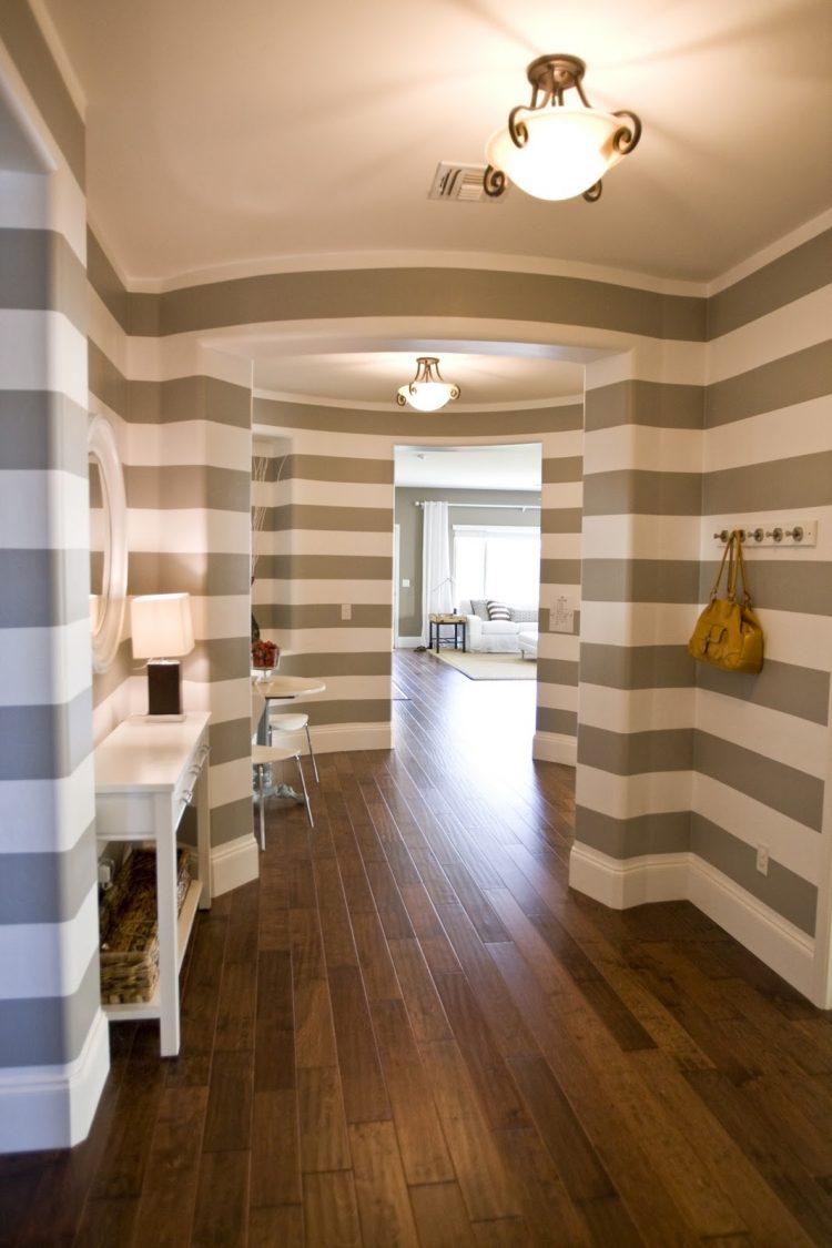 vägg-design-korridor-horisontella-ränder-grå-vit