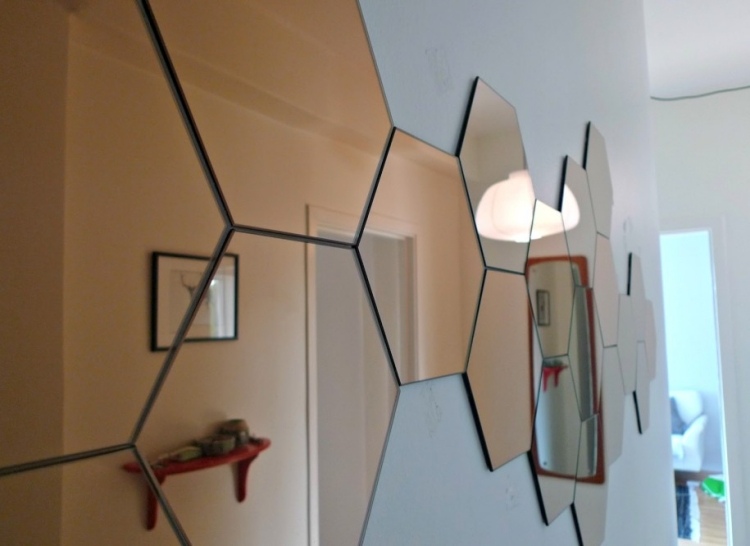 väggdesign-korridor-vägg-spegel-utan-ram-bikakemönster