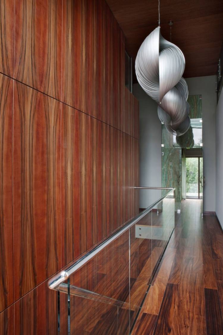 väggdesign-korridor-hall-ingång-område-väggbeklädnad-trä-hög kvalitet-extravagant-designer-lampa-glasräcke