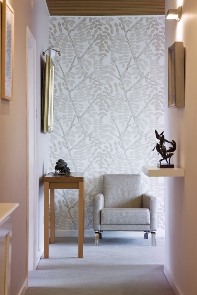 individuell-vägg-design-i-korridoren-idéer-tapeter-mönster-blommig