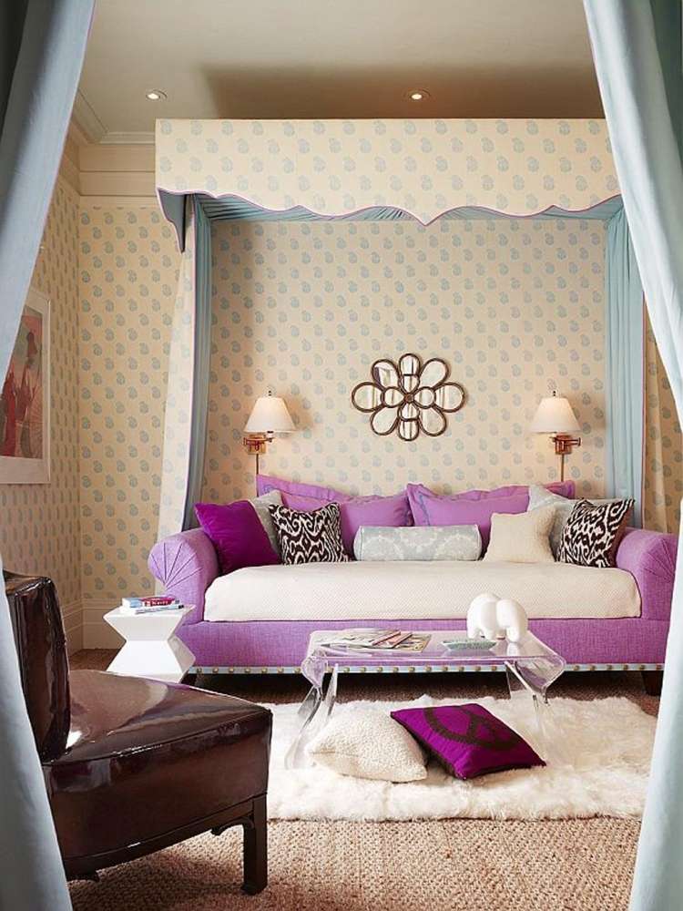 väggdesign-ungdomsrum-tjej-säng-soffa-rosa-grädde-vit-tapet-mönster-blå-turkos