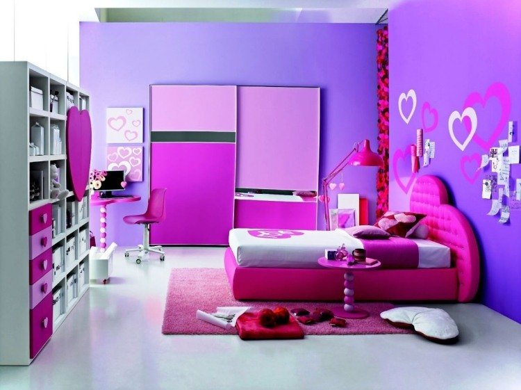väggdesign-ungdomsrum-tjej-lila-violett-rosa-hjärtsäng-stoppad sänggavel
