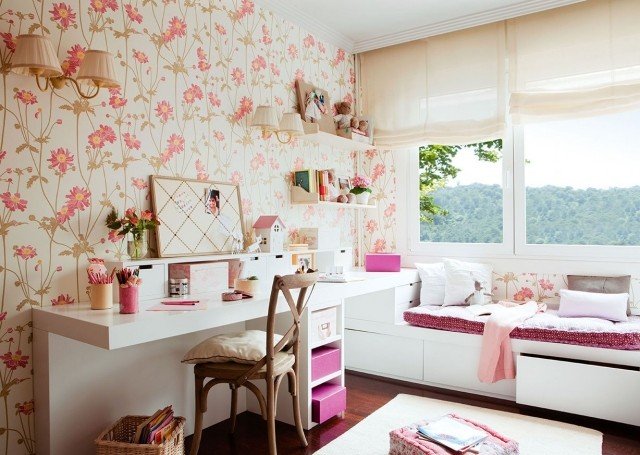 väggdesign i ungdomsrummet-flicka-tapeter-blommönster-vita-möbler-förvaringsutrymme