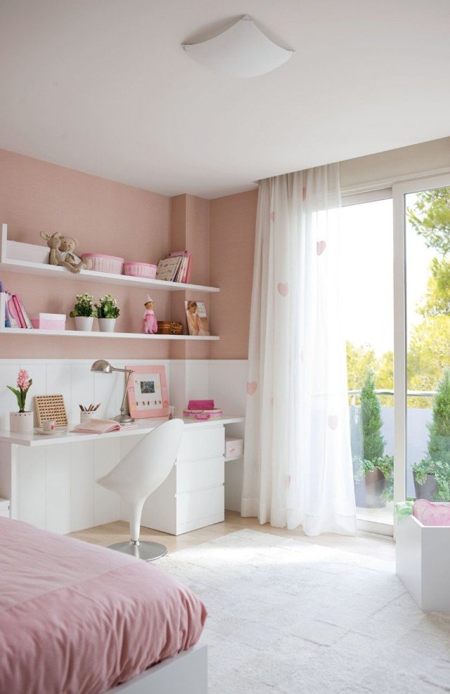 väggdesign-ungdomsrum-tjej-rosa-vit-möbel-balkong