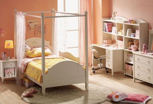 Varm-modern-vägg-design-i-barnrummet-med-aprikos-ljus