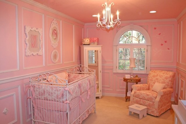 Idéer-baby-rum-vägg-design-i-barnkammaren-med-färg-Falmingo-rosa
