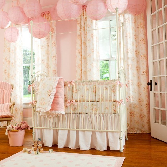 babyrum-väggar-målning-skumma rosa-vintage-design-baby-textilier
