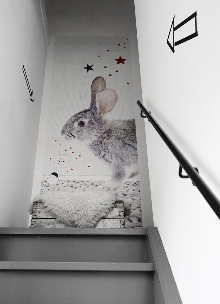 väggdesign-trappa-kreativ-fototapet-motiv-kanin